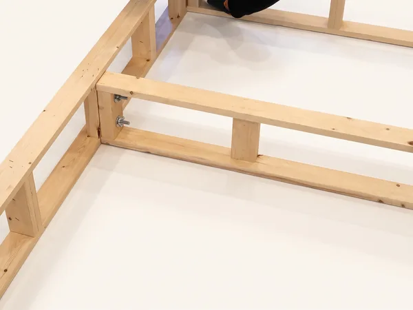 Heavy-duty foundation assembly step 11: The center rail joined to the end rail.