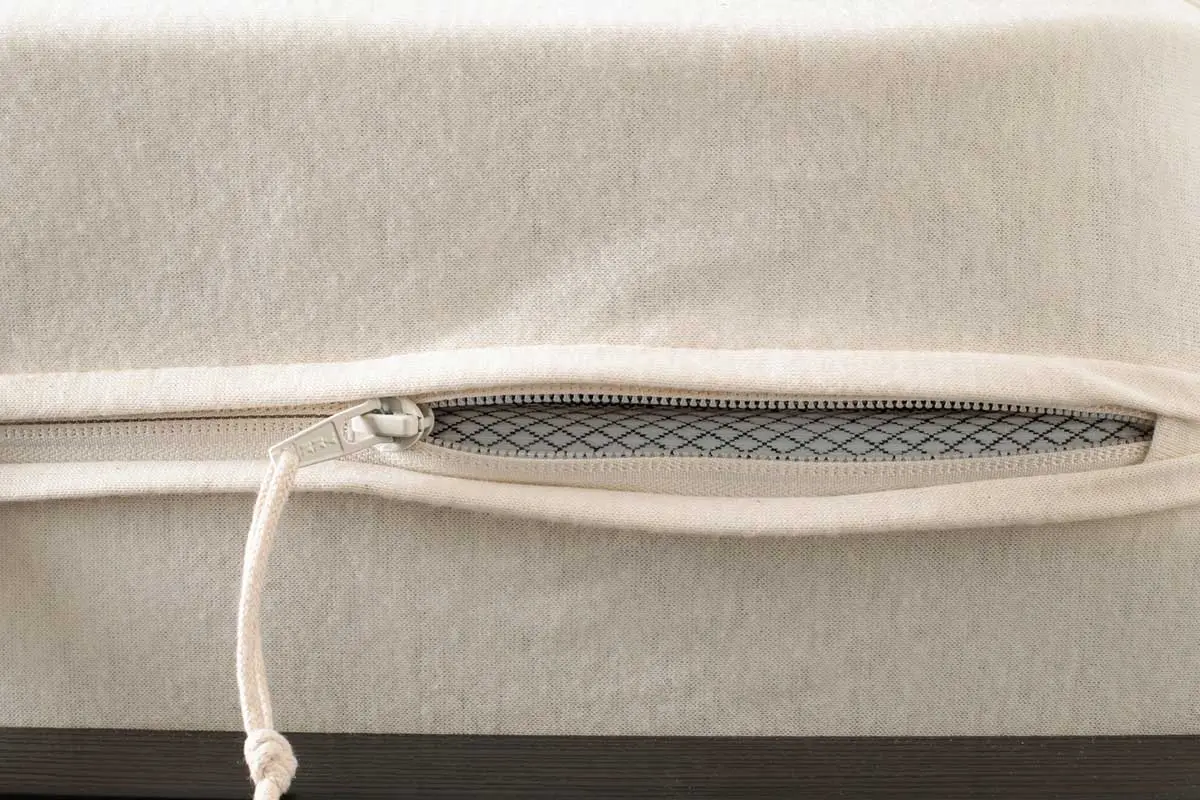 Organic mattress protector, zippered encasement for full 6-sided protection
